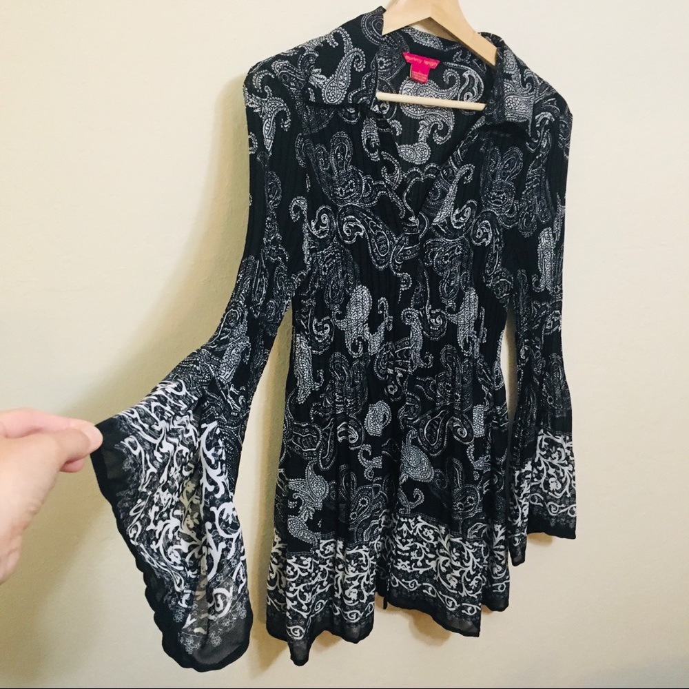Sunny Leigh Black and White Button Down Shirt like new!